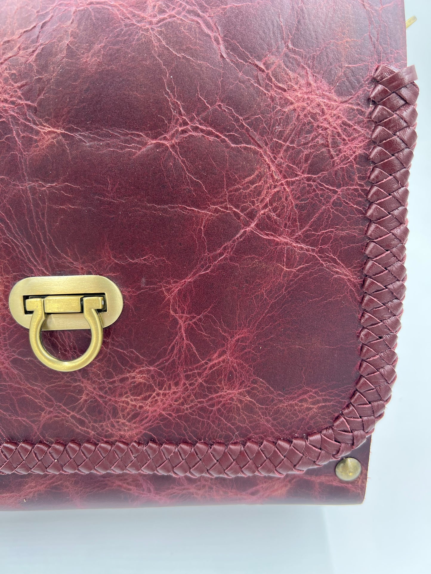 Burgundy vaquero leather bag with mahogany sides and lace detail
