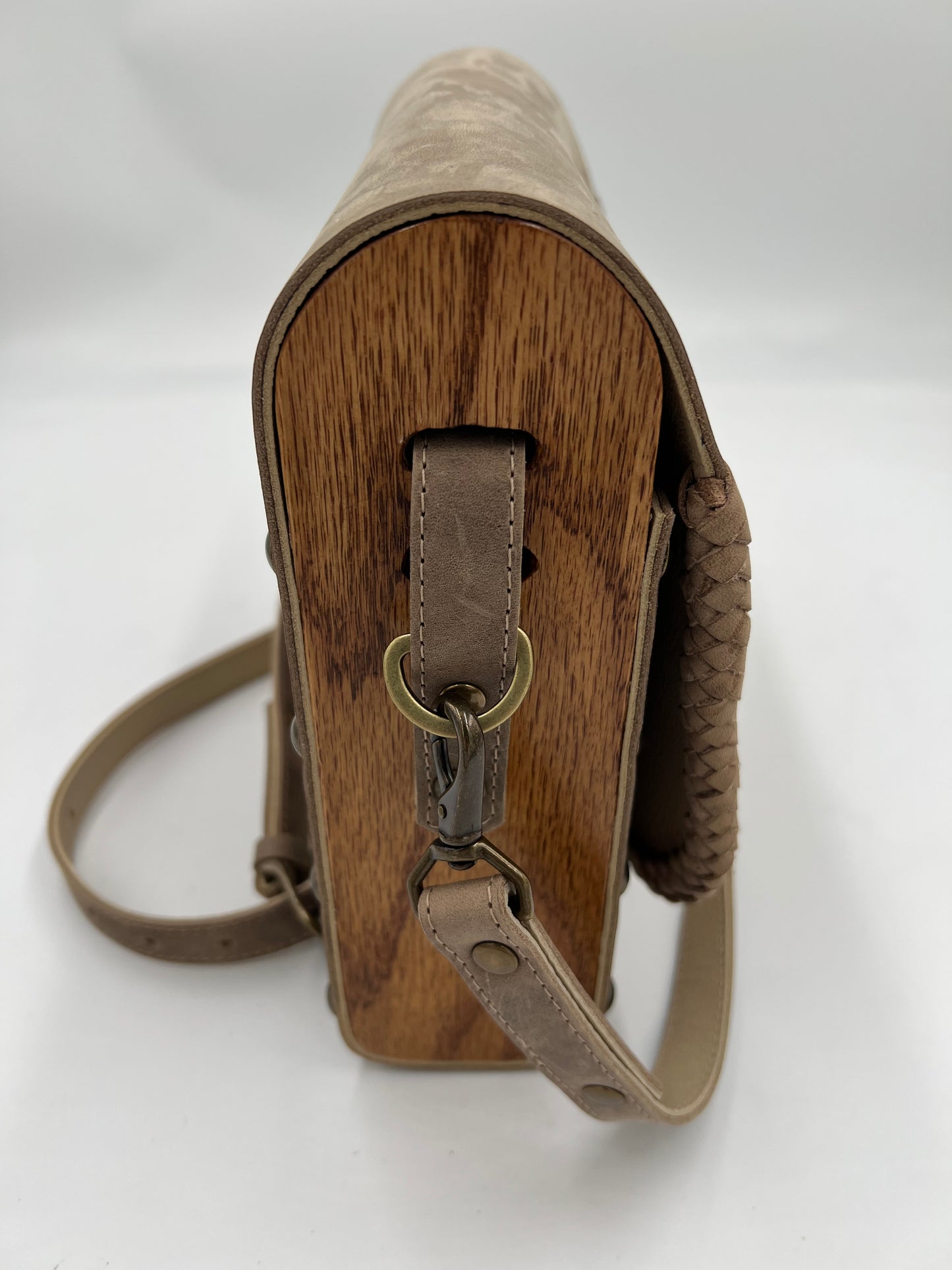Crazy horse leather and oak wood crossbody bag with lace edging